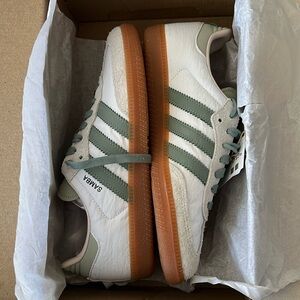 NWT Adidas Samba OG W in FTWWHT/SILGRN/PUTMAU